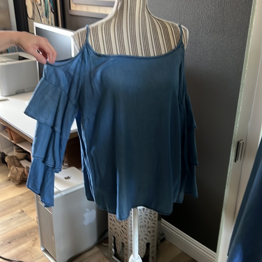 INC, cold shoulder, chambray top, bellowing sleeves, size 14, style factor 💯 - Picture 4 of 11